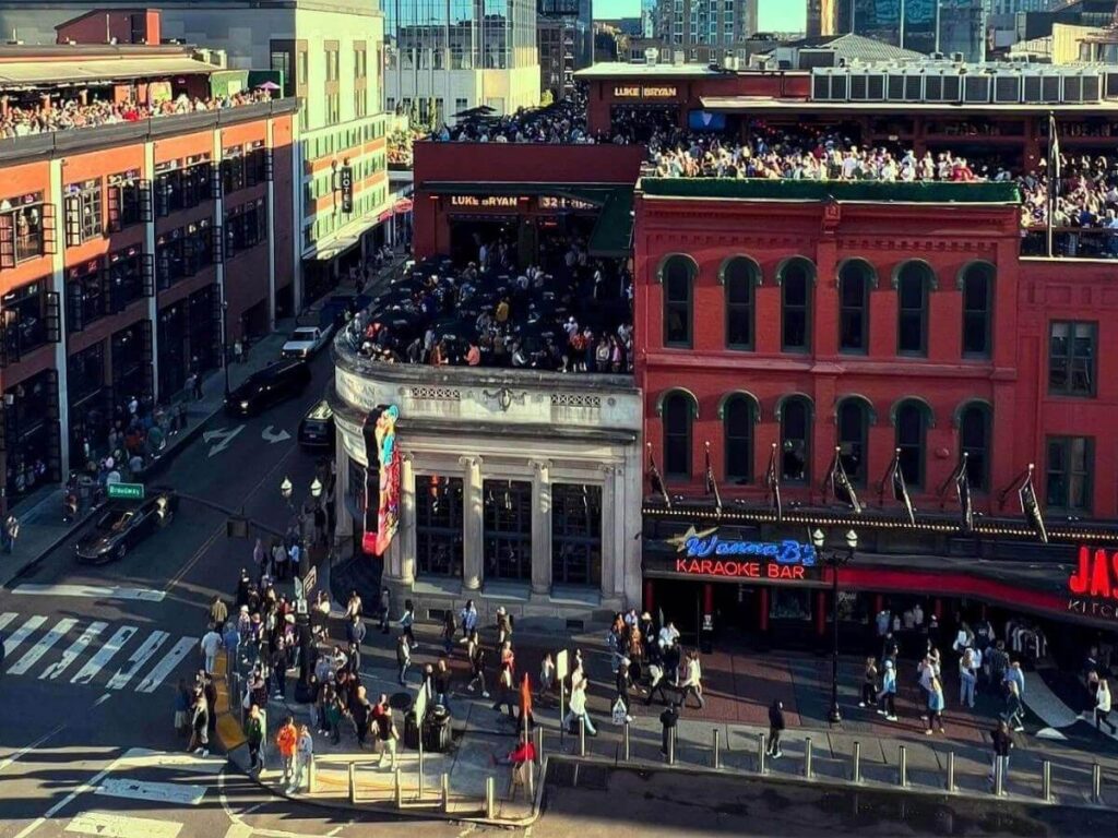 Walkable street with shops and cafés in the 12South neighborhood of Nashville