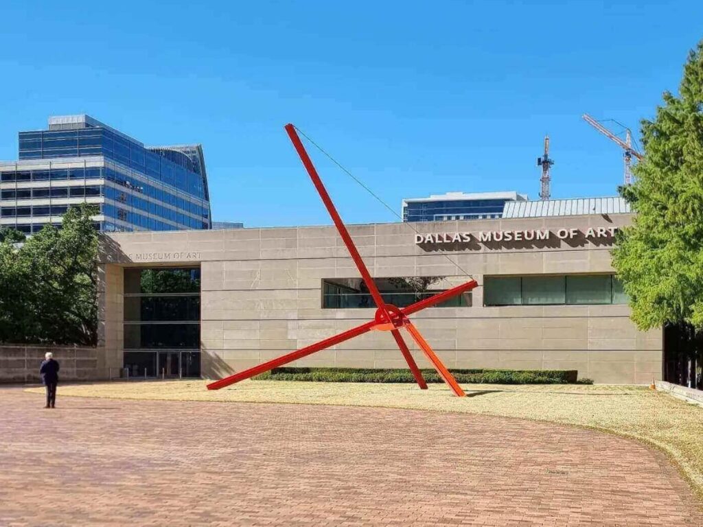 Visitors walking toward the entrance of the Dallas Museum of Art