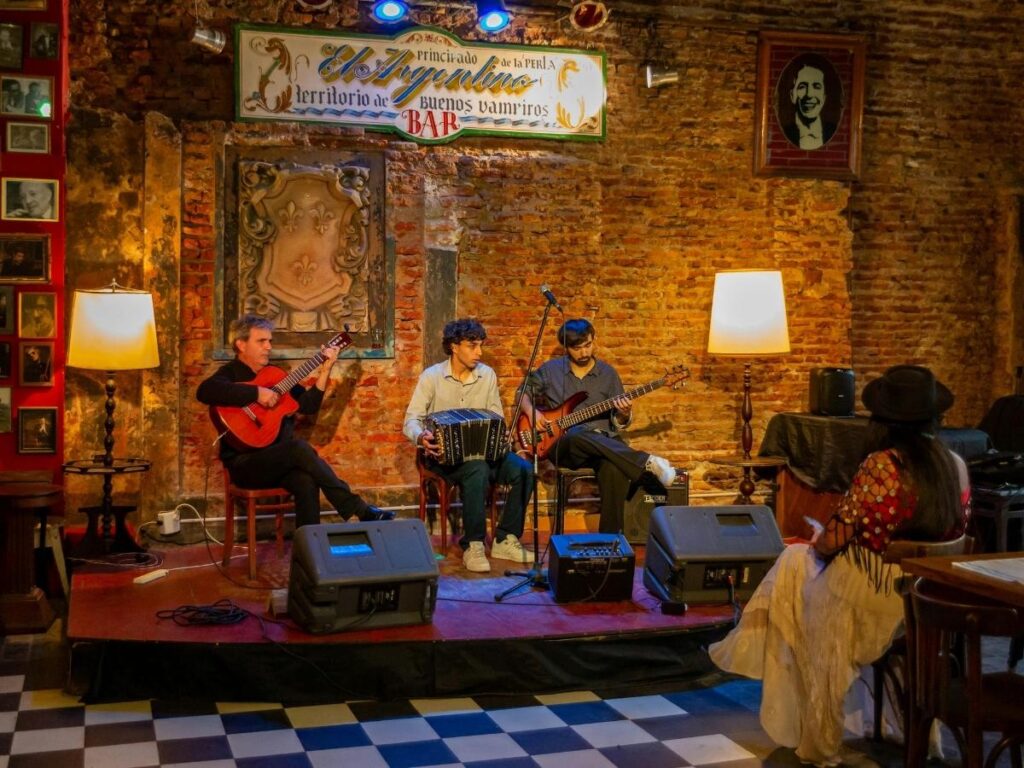 Live music playing in a Nashville restaurant during dinner