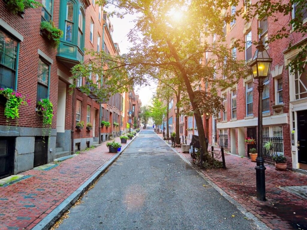Cobblestone Acorn Street lined with historic brick homes in Boston’s Beacon Hill