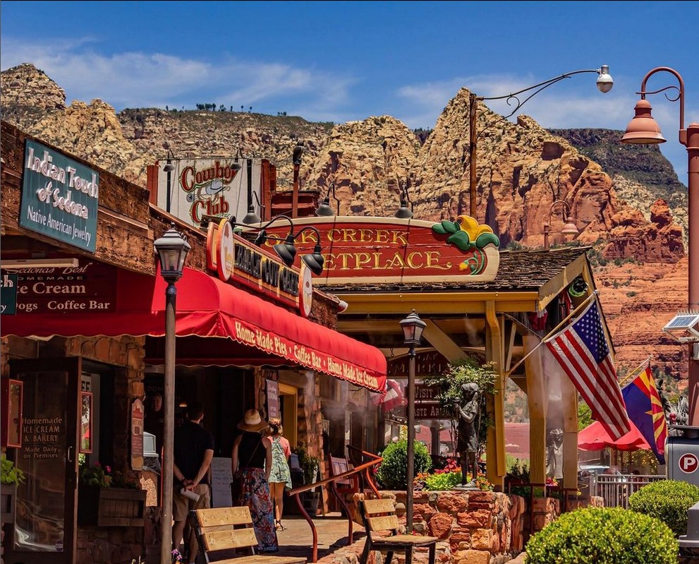 Outdoor café in Uptown Sedona serving lunch with red rock views