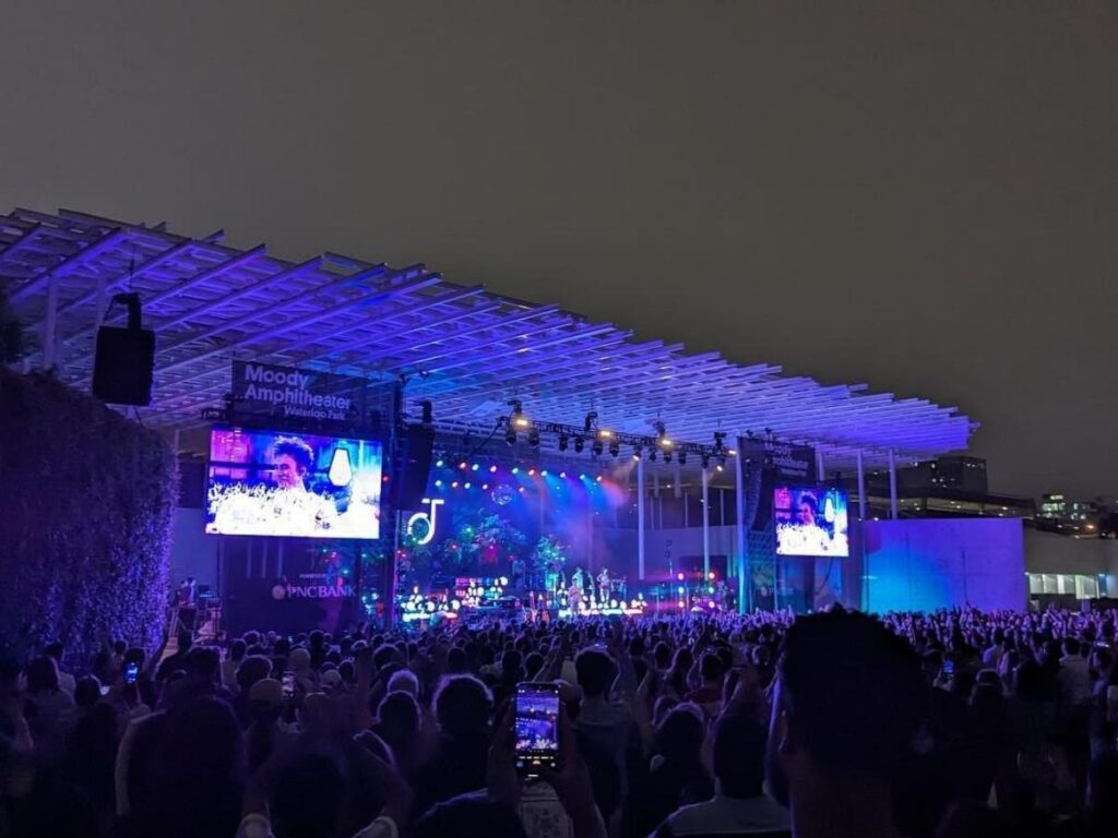 Casual live music scene in South Padre Island at night