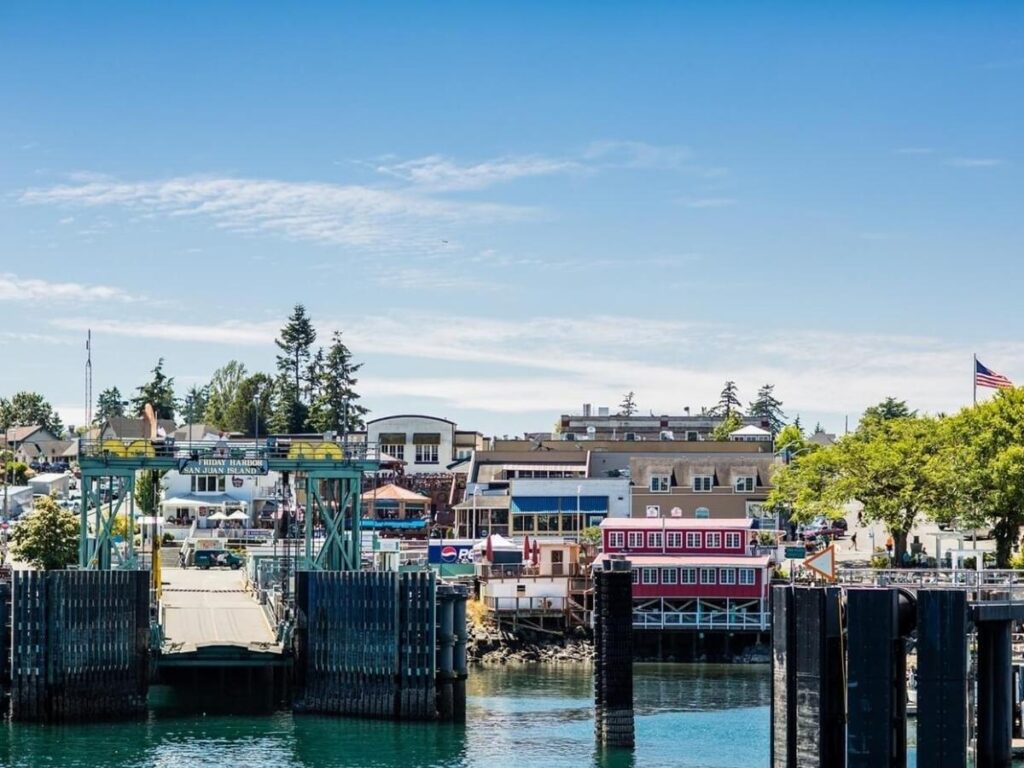 Waterfront lodge in the San Juan Islands with calm surroundings