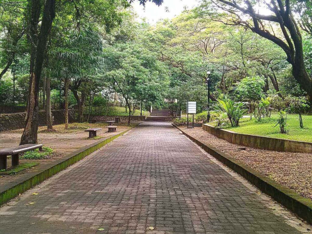 Shaded walkways and ride areas inside Hershey park in Pennsylvania