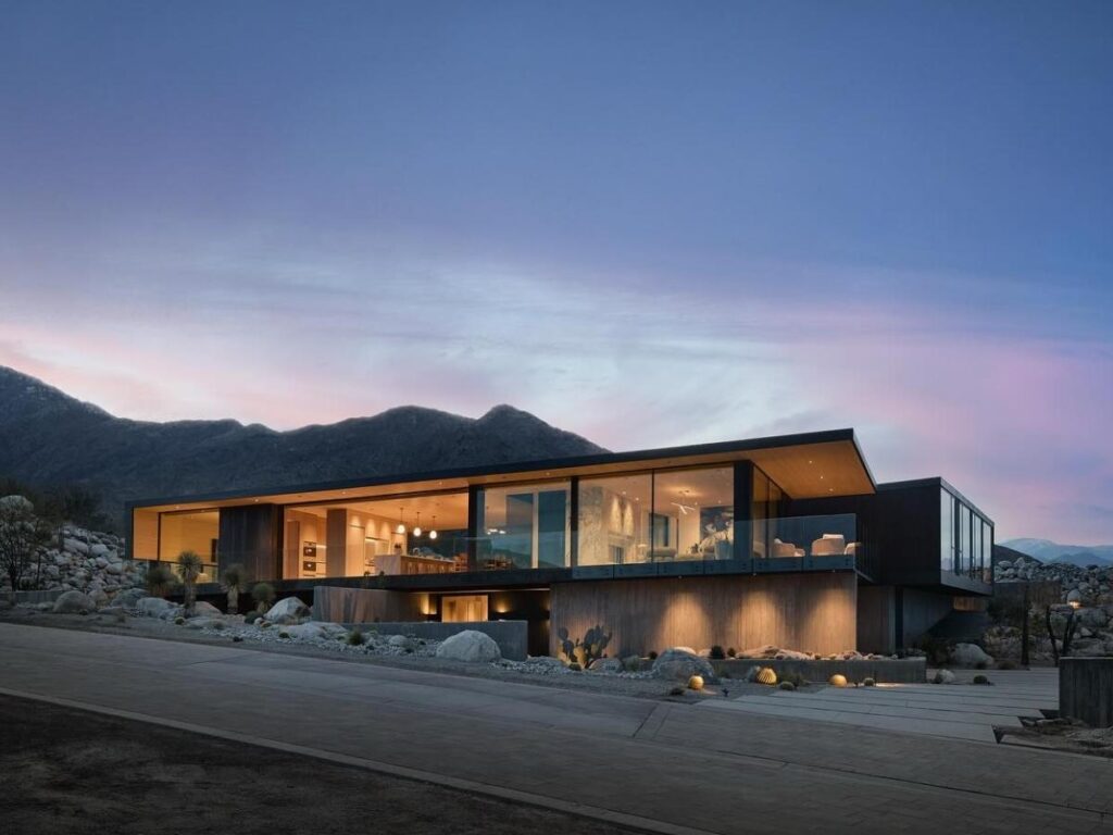 Quiet Palm Springs neighborhood with mid century modern houses