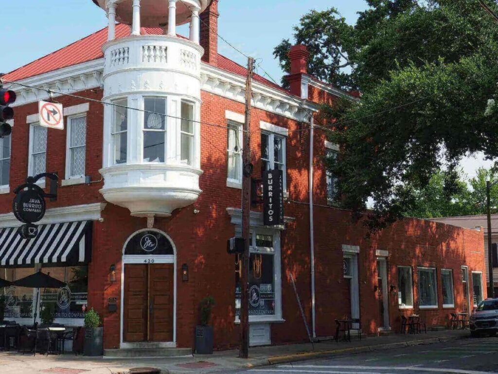 Creative cafés and relaxed streets in Savannah’s Starland District during the afternoon