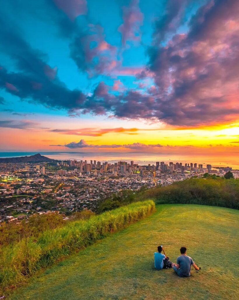 Panoramic sunset view from Tantalus Lookout above Honolulu
