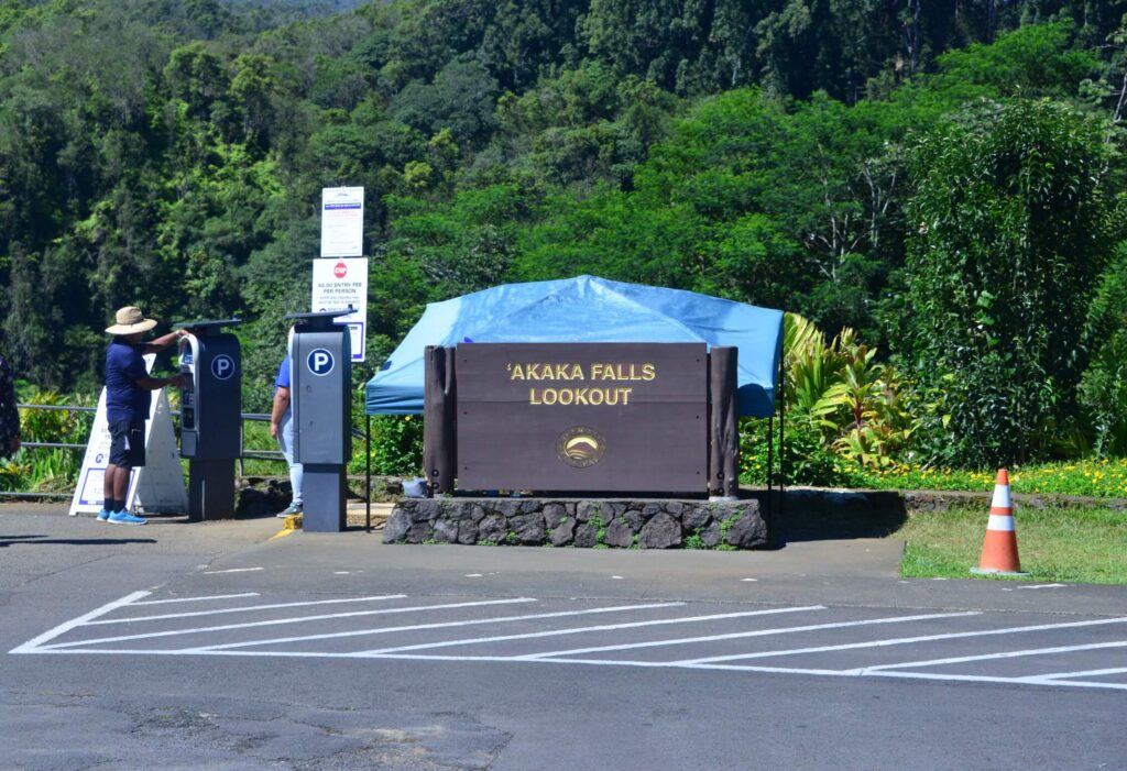 Akaka Falls Lookout Parking