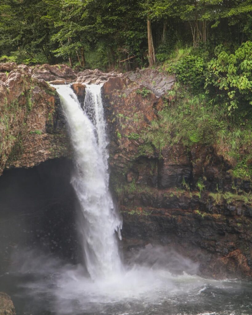 Fast-moving water flowing through Boiling Pots at Wailuku River State Park