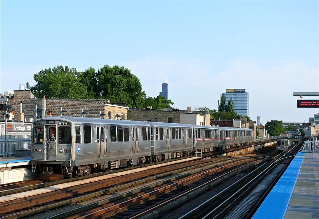 Chicago CTA 'L' train traveling through downtown