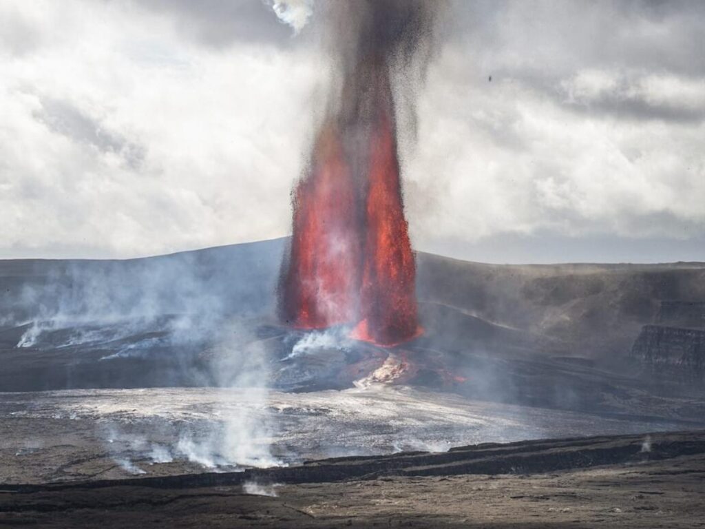 Kīlauea crater overlook at Hawaiʻi Volcanoes National Park