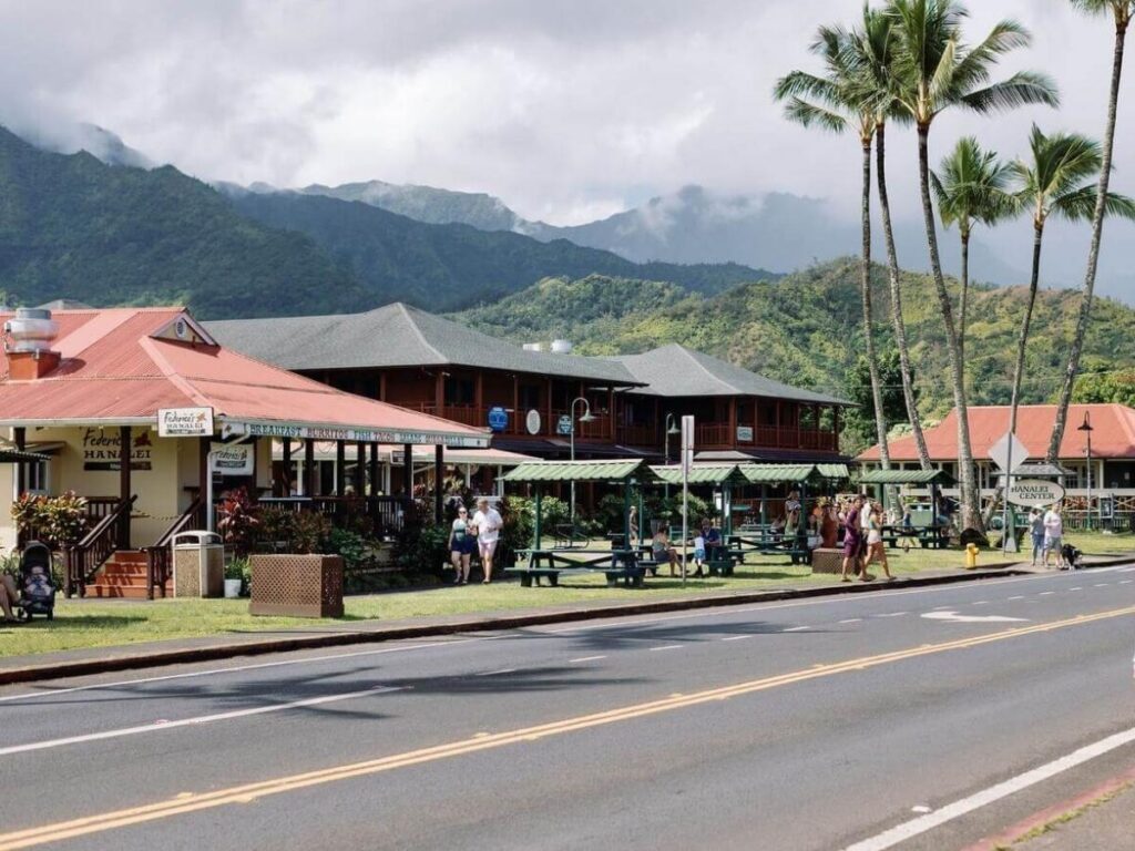 Small-town street in Kaunakakai on Molokai