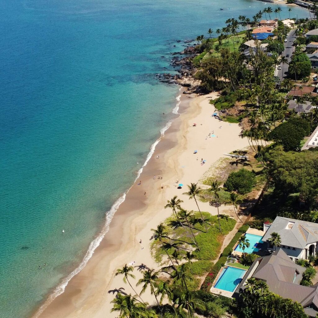 Calm waves at Kamaʻole Beach I in Kihei