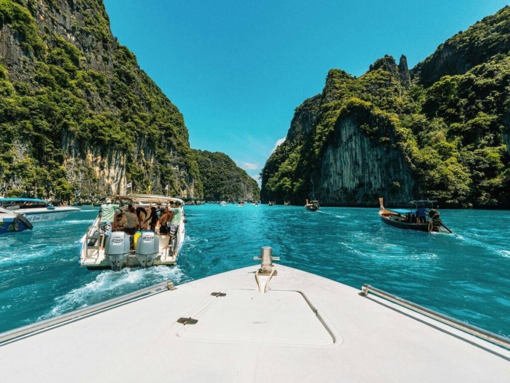 Boat tour along the Nā Pali Coast cliffs in Kauai