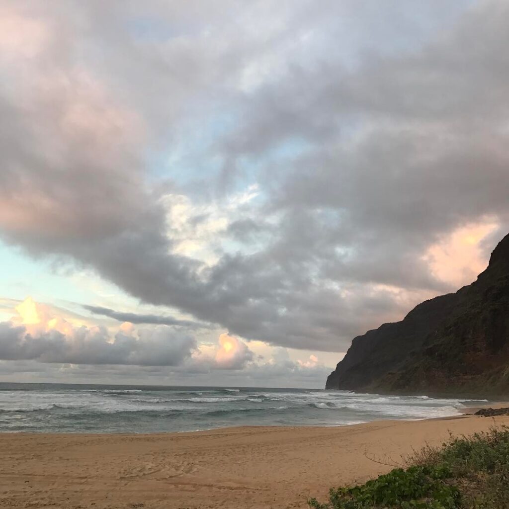 Strong surf and powerful waves at Polihale Beach highlighting ocean safety