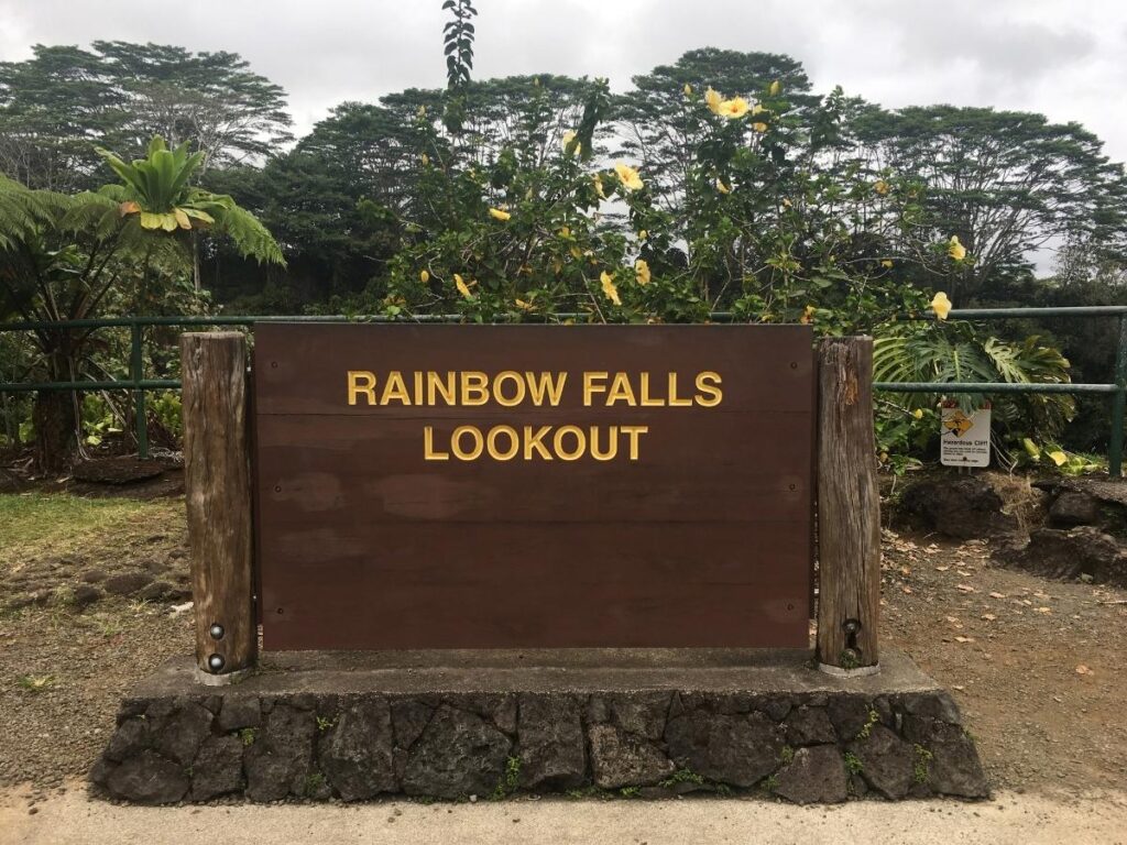 Parking area at Rainbow Falls in Wailuku River State Park