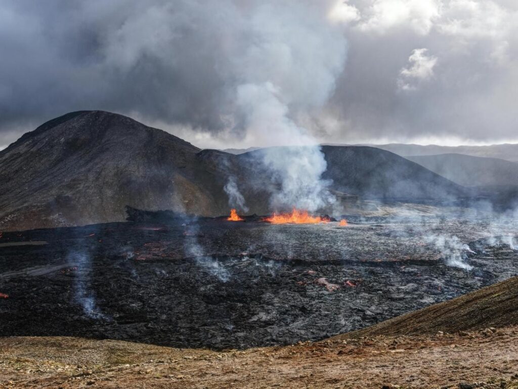 Boiling Pots overlook showing the Wailuku River flowing through volcanic lava pools