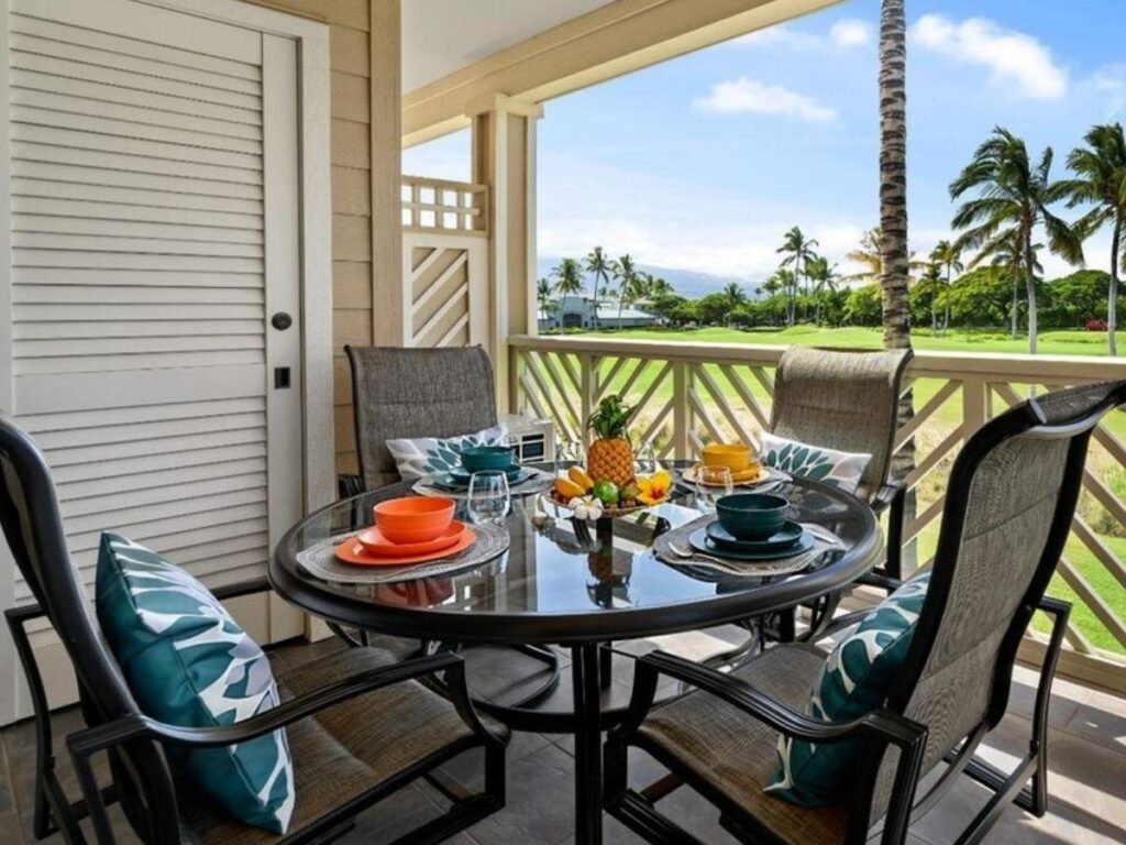 Outdoor dining area at Waikoloa Beach Resort near Kings’ Shops