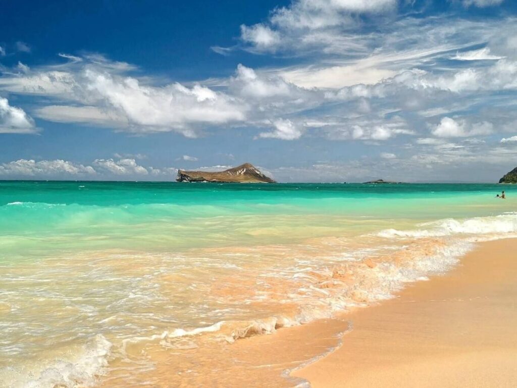 Long sandy beach at Waimanalo with Koʻolau Mountains in the background