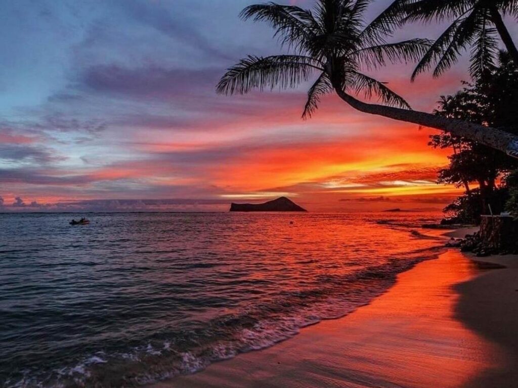 Golden sunset over the ocean on Oahu’s west side
