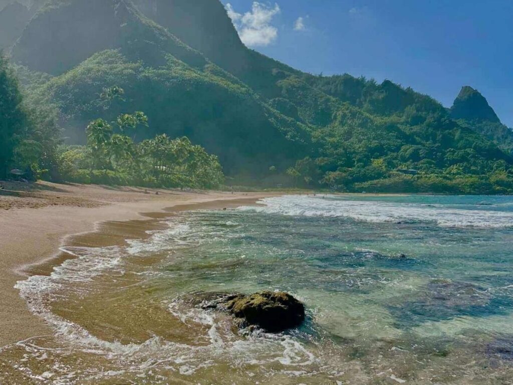 Wide open shoreline at Kailua Beach on Oahu with no high-rise buildings