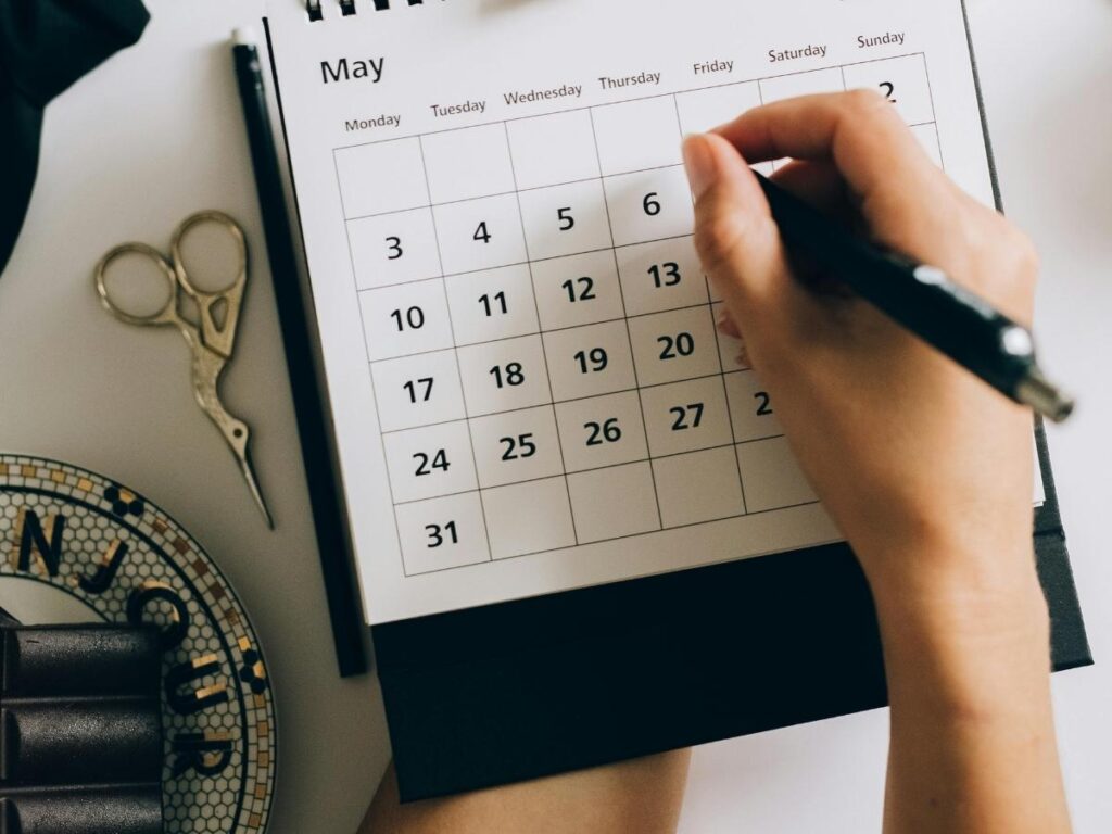 Calendar showing flight booking days highlighted to illustrate best days of the week to book.