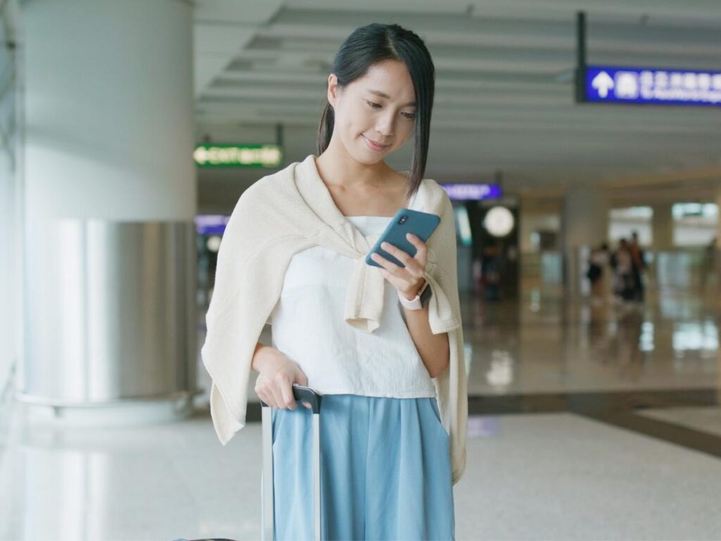 Traveler using an airline mobile app to select or change seats at the 24-hour check-in window