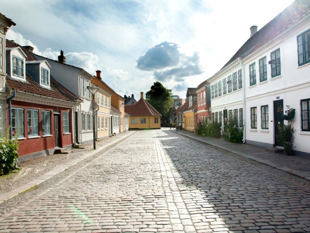 Exploring local neighborhoods to avoid tourist traps