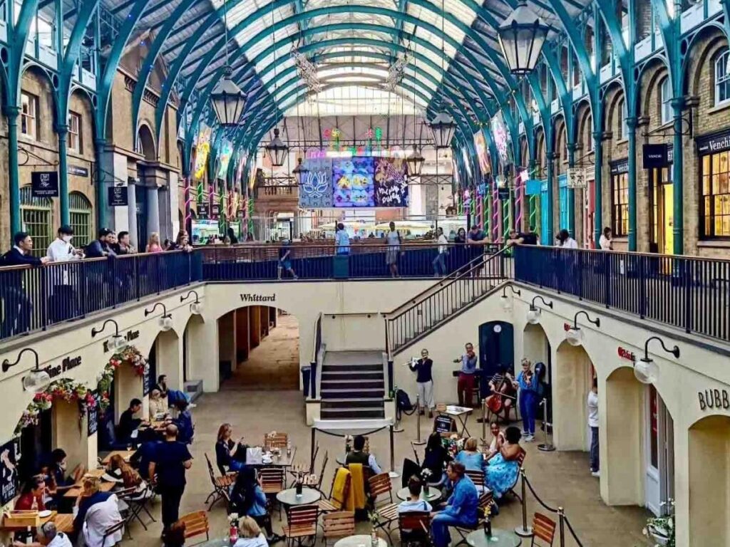 Street performer entertaining crowds in Covent Garden’s main piazza, London
