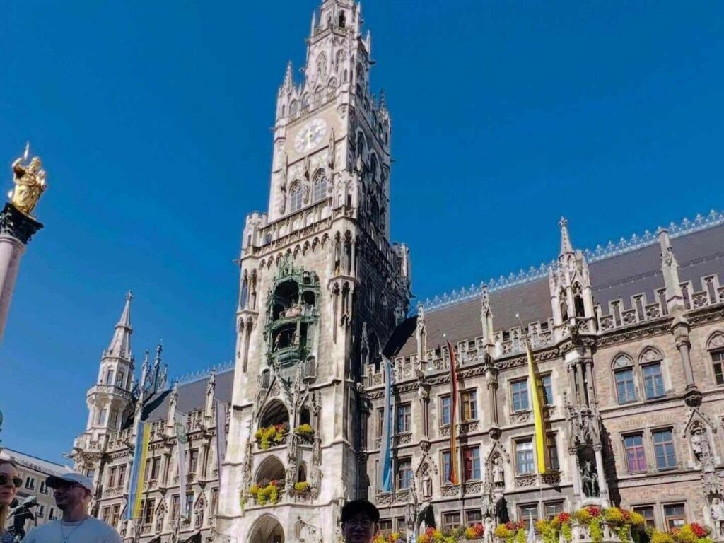 Glockenspiel figurines turning on the Neues Rathaus tower during the show