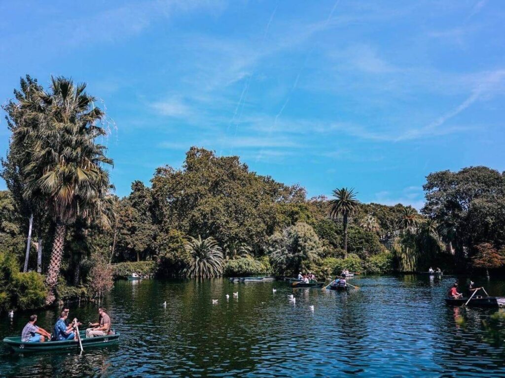 Couple rowing a boat on the lake in Parc de la Ciutadella