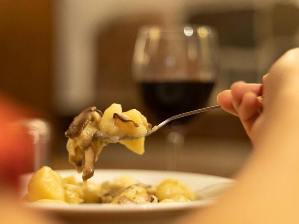 Outdoor trattoria tables in Quadrilatero Romano during lunchtime.