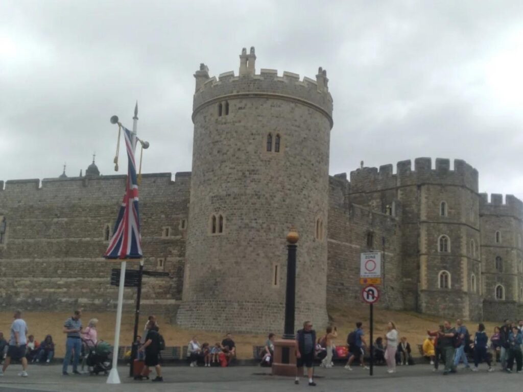Panoramic view of Windsor Castle on a bright day, perfect for a London day trip