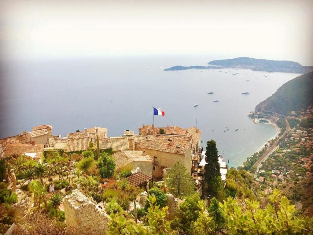 View of the sea and cliffs from the Nietzsche Path hiking trail leading up to Èze