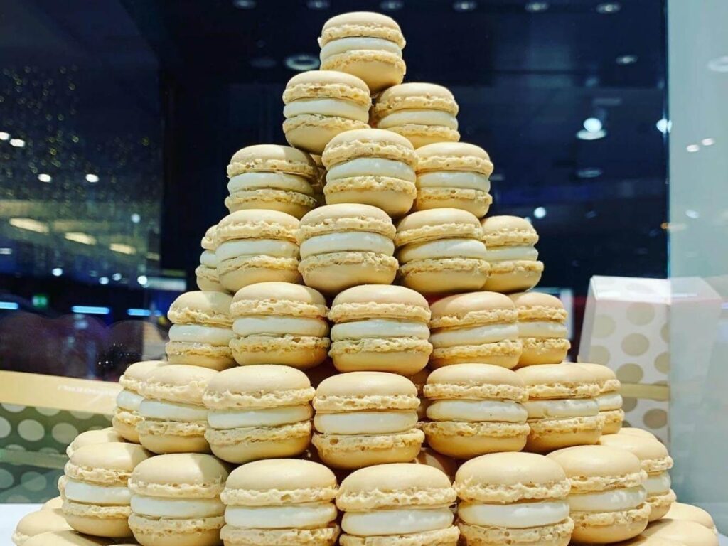 Display of colourful Luxemburgerli macaroons at Confiserie Sprüngli