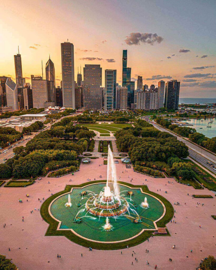 Buckingham Fountain water display in Grant Park with Chicago skyline