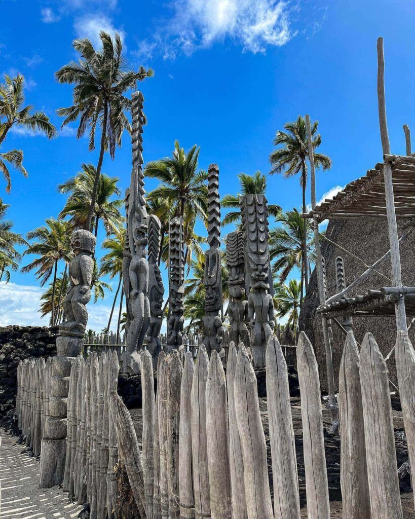 Traditional Hawaiian kiʻi overlooking the Pacific Ocean at Puʻuhonua o Hōnaunau