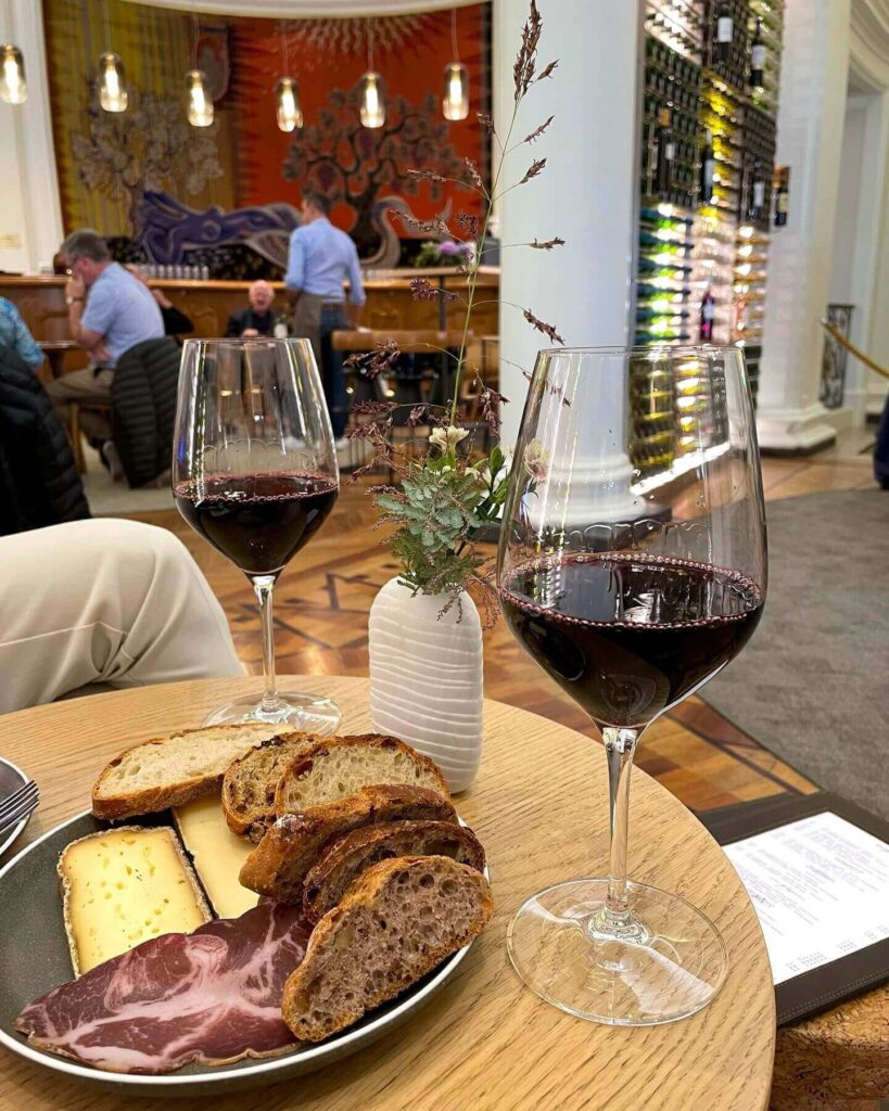 Casual wine tasting experience at a bar in Bordeaux