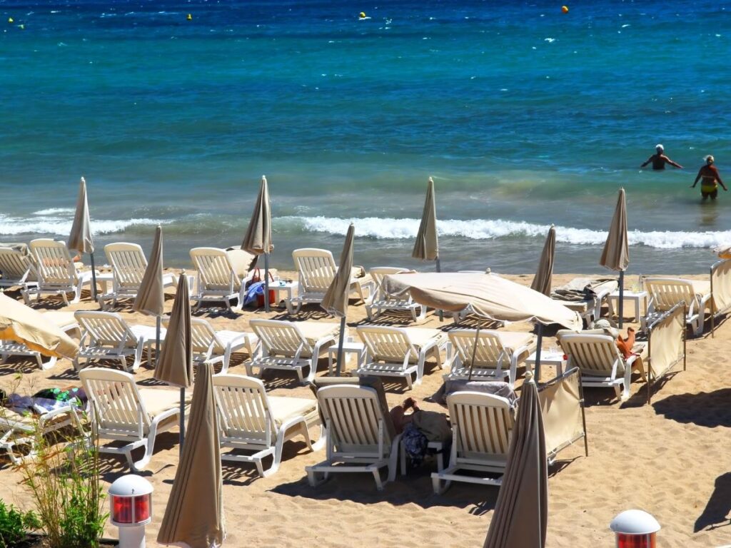 Public and private beaches in Cannes with sunbeds and open sand