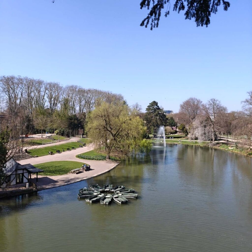 Walking paths and greenery in Parc de l’Orangerie Strasbourg