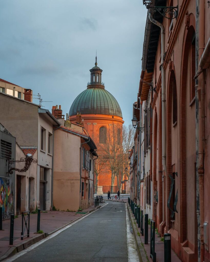 Exploring local neighborhoods in Toulouse with cafés and quiet streets