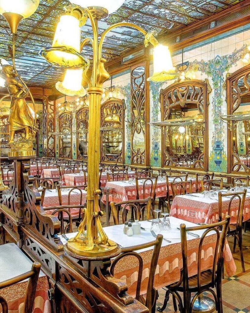 Cozy traditional restaurant in Lille serving local French dishes