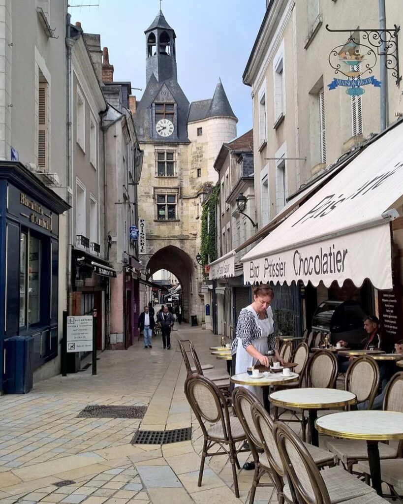 Outdoor café in Amboise with a relaxed lunch setting
