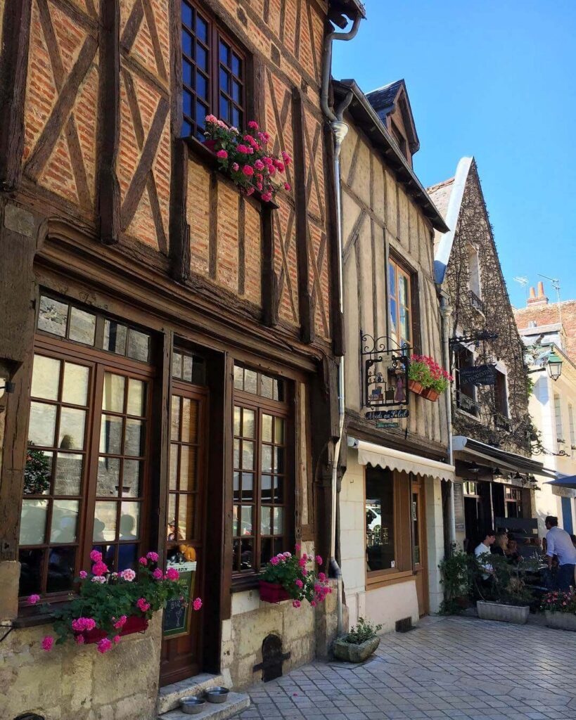 Outdoor café in Amboise with a relaxed atmosphere