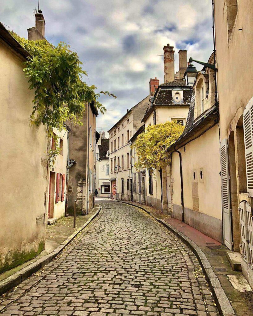 Central location in Beaune old town with shops and restaurants nearby