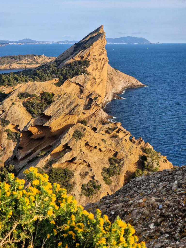 Red rock cliffs at Bec de l’Aigle overlooking the Mediterranean