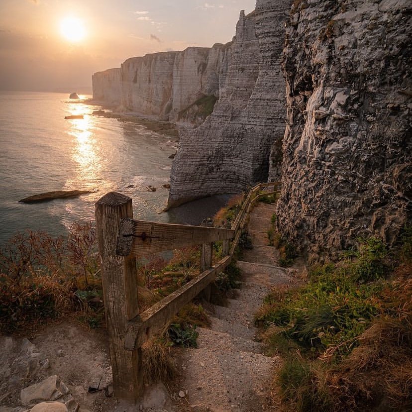Evening light over Étretat cliffs with a calm atmosphere