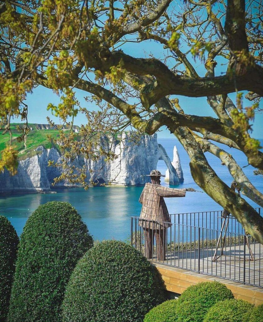 Sculpted gardens in Étretat with sea views