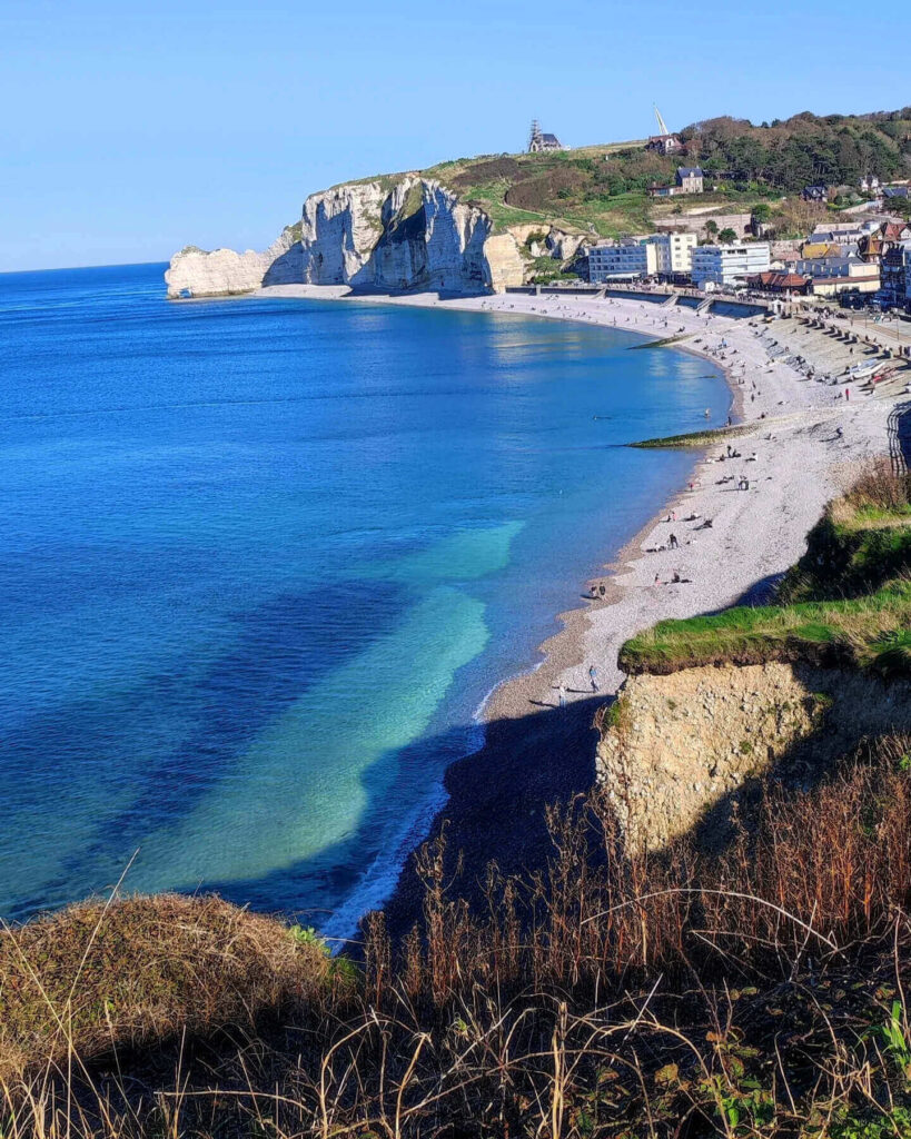 Quiet morning view of Étretat beach and cliffs