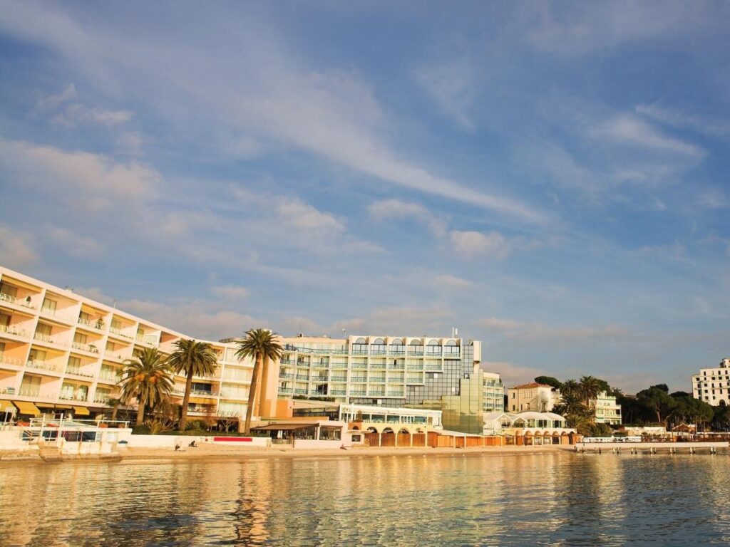 Beachfront in Juan les Pins with restaurants and beach clubs